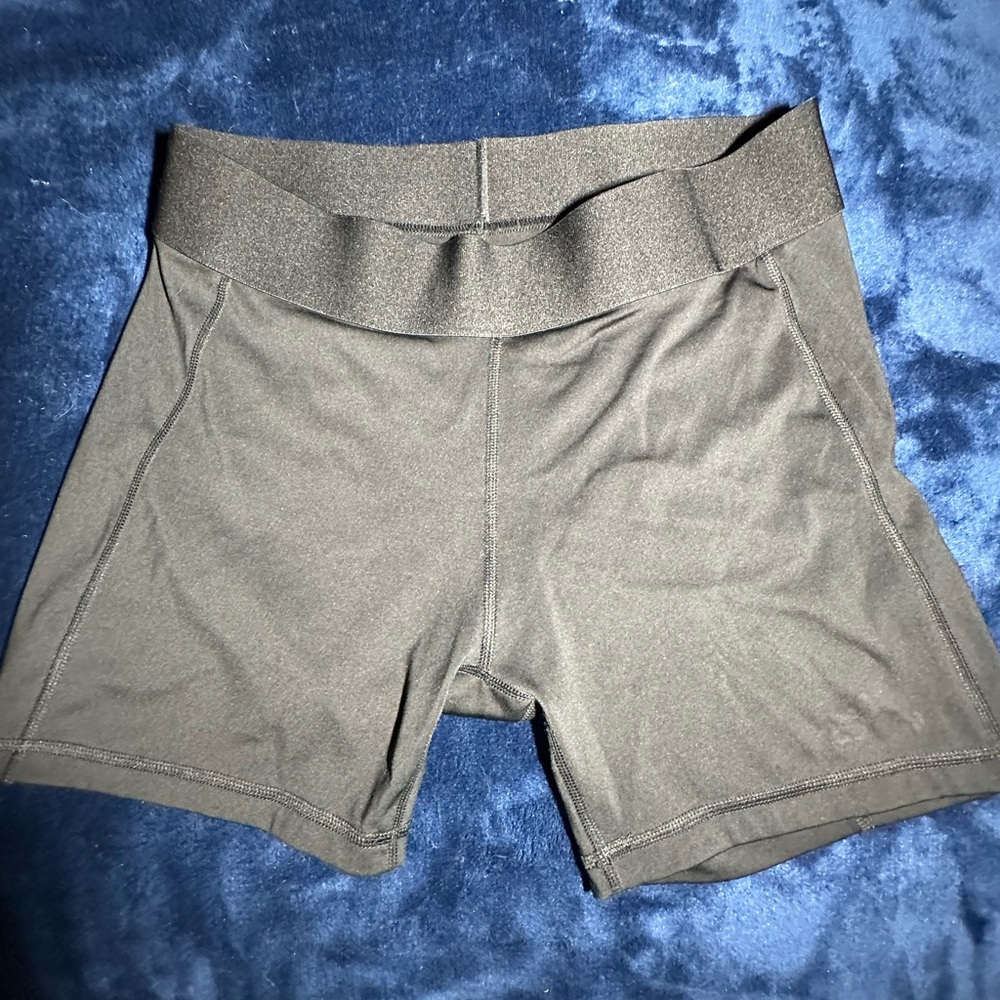 Adidas Black Volleyball shorts size L 4” inseam